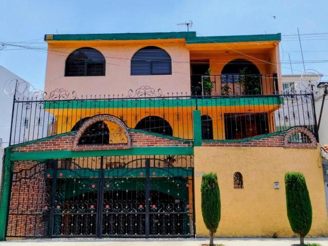 Casa en Venta en Granjas Coapa en Calle Privada con Vigilancia y 6 Estacionamientos