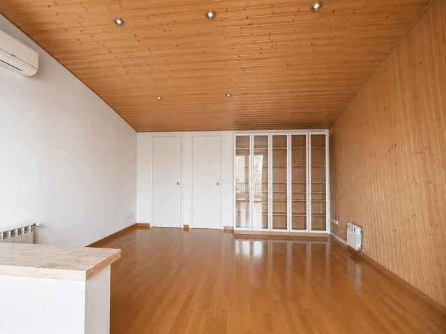 Casa en venta en Granollers, Joan Prim. Casa adosado en venta en Granollers Cerca del centro, con garaje y exterior privado. Casas.