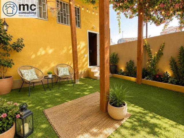 Casa en venta en Granollers, Joan Prim. Espectacular casa independent al centre de Granollers, un oasi de tranquillitat i comoditat. Casas.