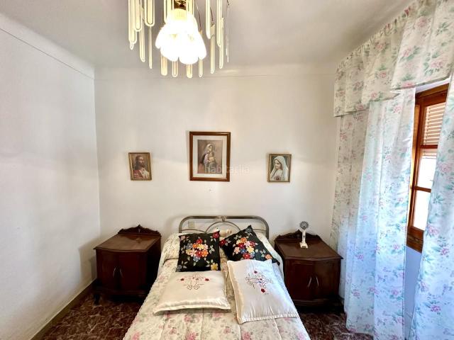 Casa en venta en Humilladero. Gran Oportunidad en Humilladero! Casa de Pueblo con 700m de Terreno y Salida a Dos Calles. Casas.