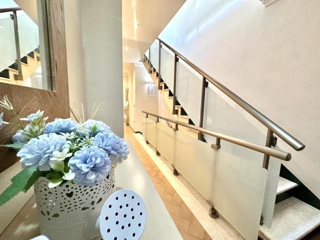 Casa en venta en Humilladero. Exclusiva vivienda de altas calidades con gran sótano, terrazas y lista para entrar a vivir en Humilladero. Casas.