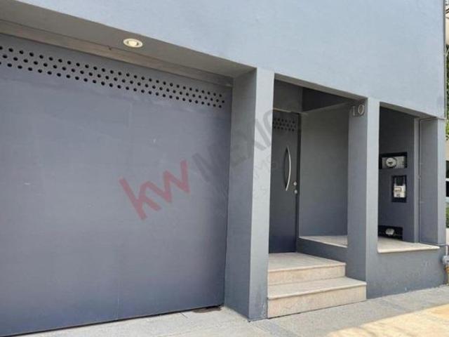 Casa en venta en Hacienda de las Palmas,Interlomas, jardín y 4 cocheras cubiertas