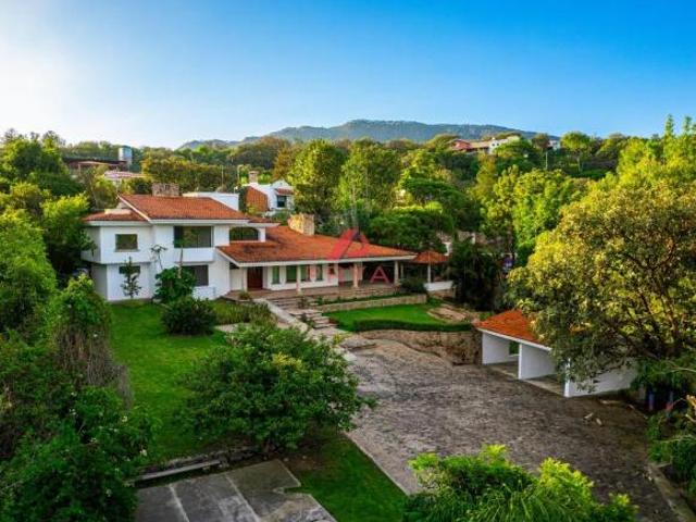 Casa en venta en Hacienda La Herradura con 2,048 m² de terreno y jardín