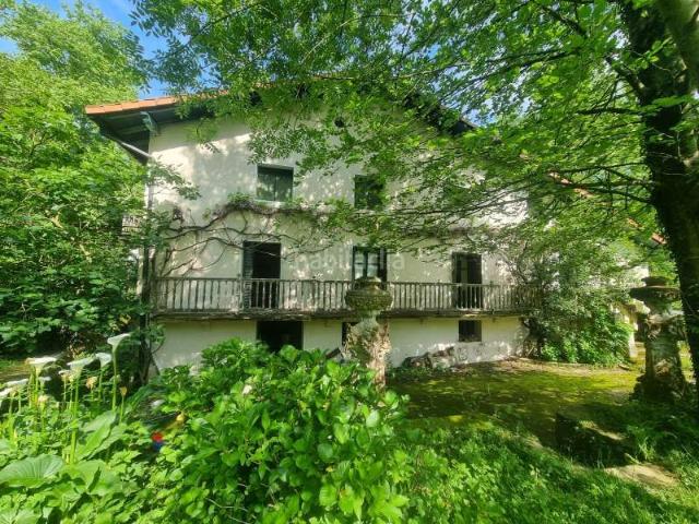 Casa en venta en Hernani. Caserío en venta en Ereñotzu, Hernani, sobre 5.621 m de parcela urbana, 39.533 m rurales y opción de 2 viviendas. Casas.