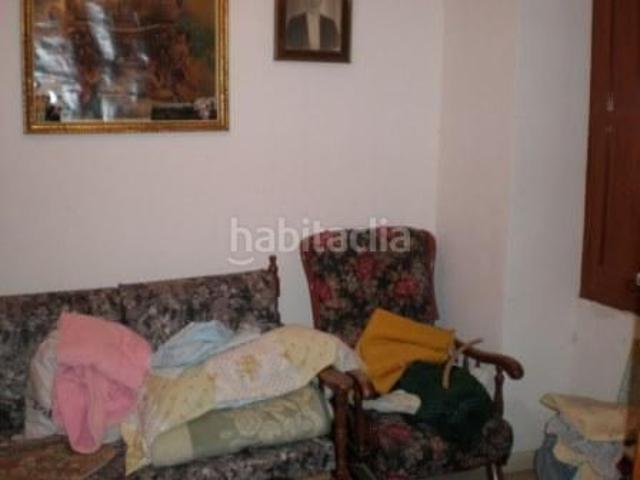 Casa en venta en Hinojosa del Duque. Casa compuesta por 3 dormitorios, salón comedor, salita, 2 baños uno interior y otro exterior, cocina, y cocina campera ext. Casas Hinojosa del.