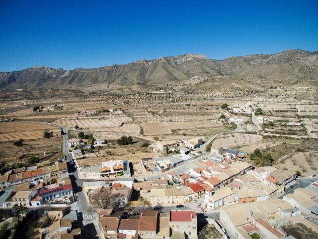 Casa en venta en Hondón de las Nieves. Bungalow de 3 dormitorios y 2 baños con jardín y terraza en Hondón de las Nieves. Casas Hondón de las.