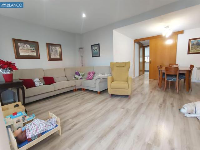 Casa en venta en Hospitalet de Llobregat L´, Collblanc. Excelente casa de 4 hab. 2 baños y aseo parking para 4 coches y una espectacular terraza !. Casas Hospitalet de Llobregat.
