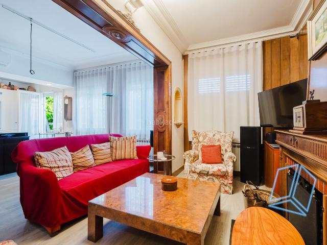 Casa en venta en Hospitalet de Llobregat L´, Centre. 400 m2 vivienda alquilada por 800 al mes contrato firmado en 2021 de duración indefinida local de 130 m2 libre e incluido 4 h. Casas.