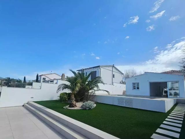 Casa en venta en Hospitalet de Llobregat L´, Sant Josep. Villa reformada en el canal con amarre privado en venta en Empuriabrava. Casas Hospitalet de Llobregat.