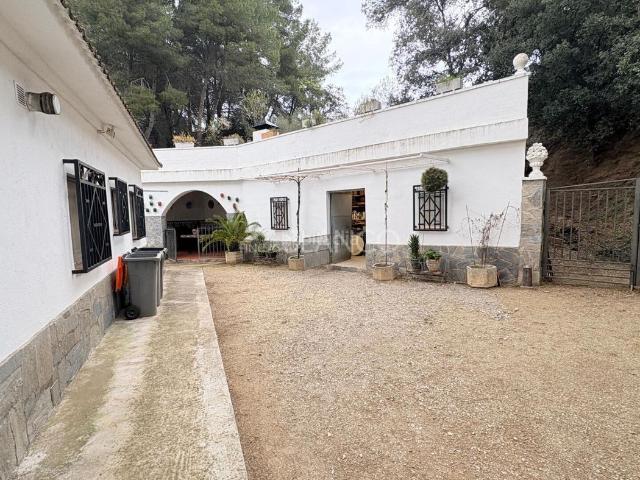 Casa en venta en Hostalets de Pierola Els. BONITA CASA EN TERRENO RURAL DE 2884M. Casas Hostalets de Pierola.