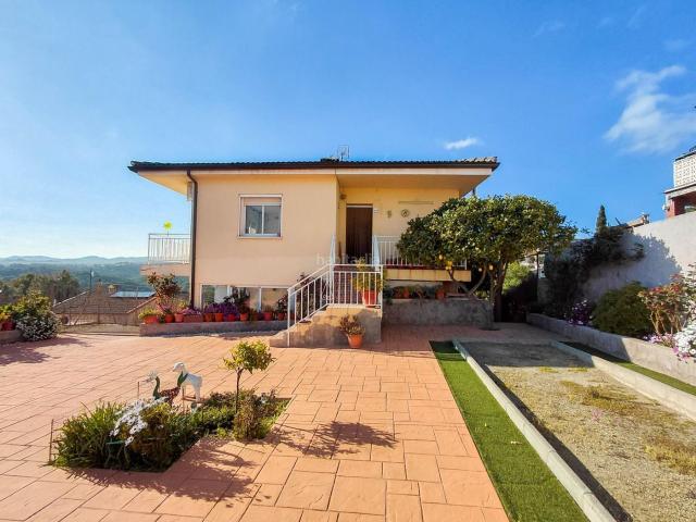 Casa en venta en Hostalets de Pierola Els. CASA A 4 VIENTOS CON VISTAS PANORÁMICAS EN SERRA ALTA ENTORNO NATURAL Y PRIVACIDAD. Casas Hostalets de Pierola.
