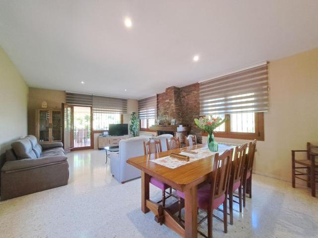 Casa en venta en Hostalets de Pierola Els. CASA A 4 VIENTOS CON PARCELA DE 8.177M2. Casas Hostalets de Pierola.