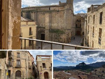 Casa en venta en Horta de Sant Joan. Casa de pueblo de 3 plantas más altillo, en el corazón de Horta de Sant Joan!. Casas Horta de Sant.
