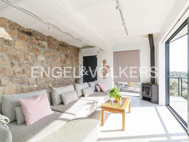 Casa en venta en Hoyo de Manzanares. Finca única con 6.810 m y vistas espectaculares a la Sierra de Madrid. Casas Hoyo de.