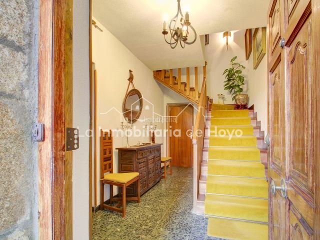 Casa en venta en Hoyo de Manzanares. Se presenta una oportunidad única en el corazón de Hoyo de Manzanares una hermosa y amplia casa en venta que combina lo mejor de l. Casas Hoyo de.