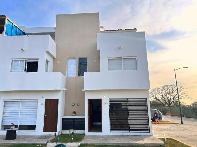 Casa en Venta en Ixtapa Centro, Puerto Vallarta: Perfecta Para Familias en Comunidad Privada