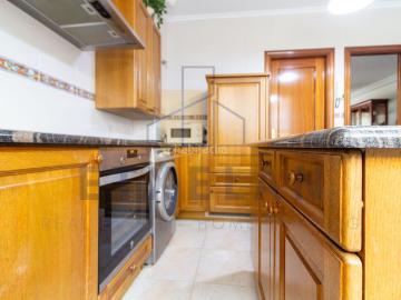 Casa en venta en Igorre. Casa adosada luminosa con jardín, ático y garaje amplio el hogar ideal para tu familia. Casas.