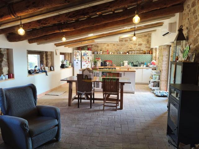 Casa en venta en Igualada, Poble Sec. Masía en venta de 700 m2, con 2.800m² de jardín llano, para entrar a vivir la parte reformada, con cédula y certificado energético. Casas.