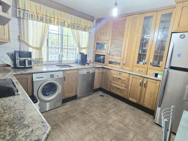 Casa en venta en Illescas, Señorío de Illescas. Chalet pareado en zona residencial privada. Tres Plantas. Cuatro dormitorios. Cuatro baños. Sótano. Piscina comunitaria. Casas.