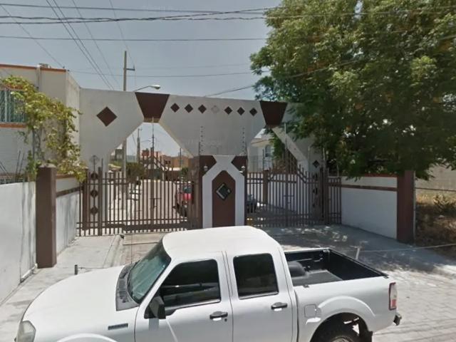 Casa en venta en Irapuato, El Cortijo, con excelente ubicación y amplios espacios