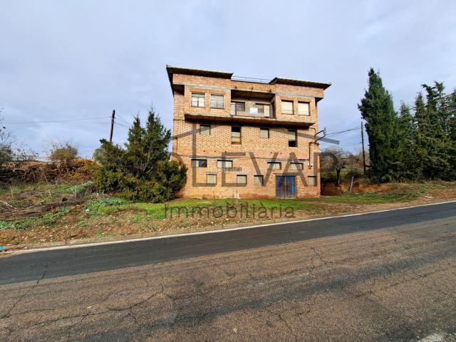 Casa en venta en Isona i Conca Dellà Pirineos. EDIFICACIÓN DE 2.000 m2 EN ZONA URBANA DE ISONA. Casas Isona i Conca.