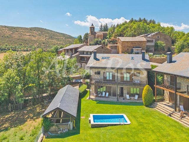 Casa en venta en Isòvol Pirineos. OLOPTE, ESQUINERA, JARDÍN Y PISCINA. Casas.