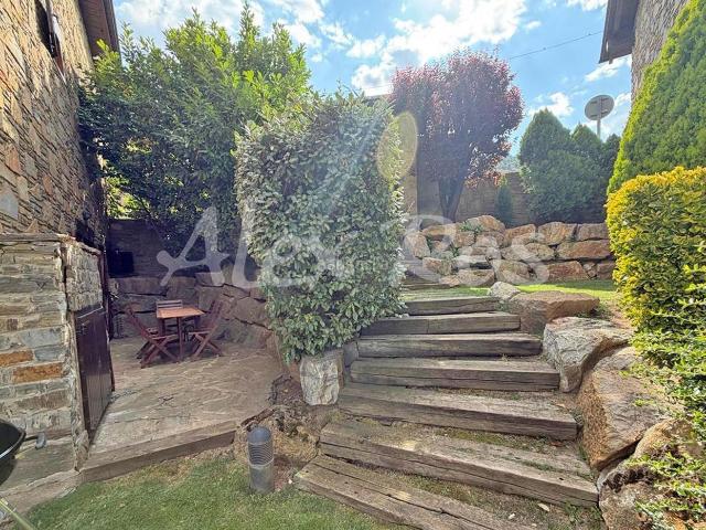 Casa en venta en Isòvol Pirineos. OLOPTE, ESQUINERA, JARDÍN Y PISCINA. Casas.