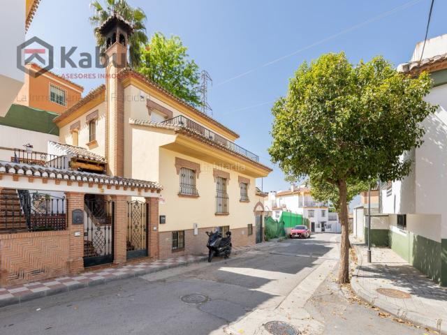 Casa en venta en Jun. En el corazón de Jun se encuentra esta magnífica vivienda de tres plantas, perfecta para quienes buscan amplitud, comodidad y una. Casas.