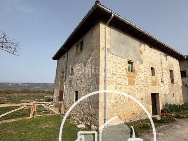 Casa en venta en Junta de Traslaloma. Casa en Villalacre para reformar a tu gusto con tejado recien reformado. Casas Junta de.