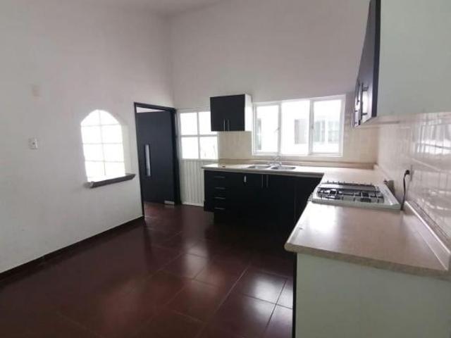 CASA EN VENTA EN JURICA CON 2 RECAMARAS EN PB, EN PRIVADA