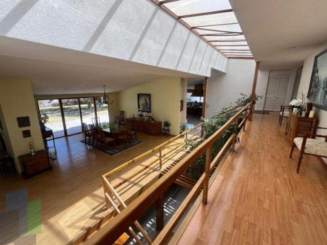 Casa en venta en Jurica con 4 recámaras y departamento independiente