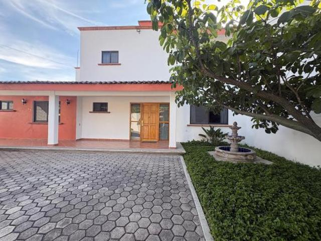 CASA EN VENTA EN JURICA CON CUARTO DE SERVICIO