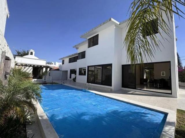 CASA EN VENTA EN JURICA DE 4 RECÁMARAS Y ALBERCA PROPIA