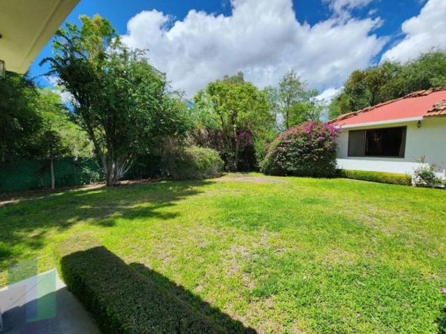 Casa en venta, en Jurica, de un nivel, amplio jardín