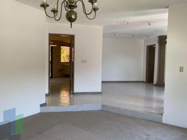 Casa en venta en Jurica de un nivel con amplio jardín