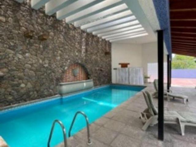 Casa en venta en Jurica Querétaro con 2220 m² de superficie de terreno y 4 recámaras de una planta