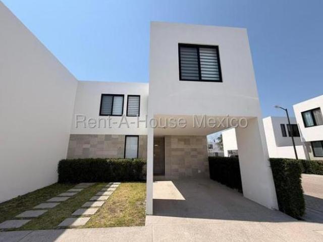 Casa en venta en Juriquilla | 3 recamaras | Sala de tv | Jardin