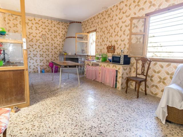 Casa en venta en Jacarilla. Casa de 271 m2 con solárium y gran garajealmacén en el centro de Jacarilla. Casas.