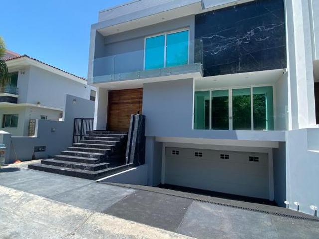 Casa en Venta en Jardin Real con Alberca