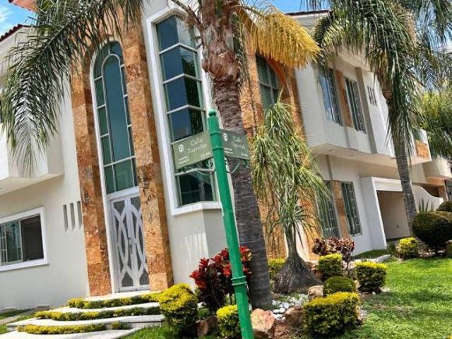 Casa en venta en jardin real, en esquina carca del tec de monterrey y andares
