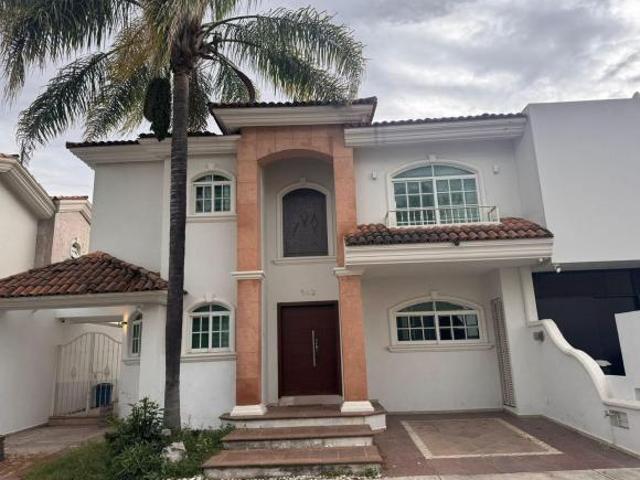 CASA EN VENTA EN JARDIN REAL REMODELADA