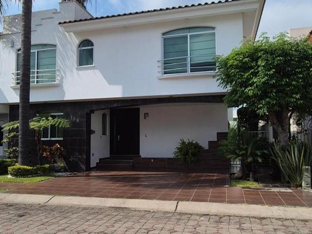 Casa en venta en JARDIN REAL Zapopan con 4 RECAMARAS, DOBLE ALTURA, JARDIN