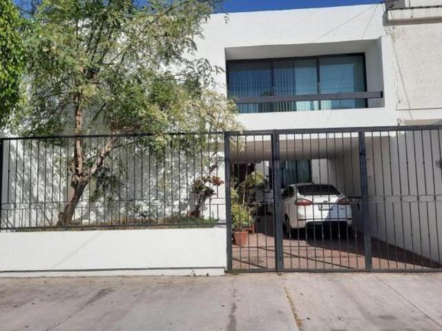 Casa en venta en Jardines de Guadalupe Zapopan Zona Galerias