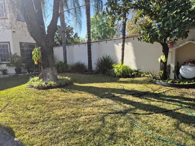 Casa en Venta en Jardines de la Boca, Santiago, Nuevo León: Ubicación Privilegiada y Amplio Espacio