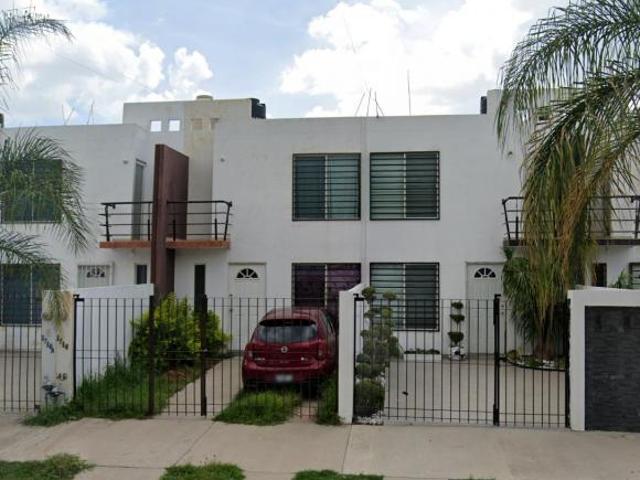CASA EN VENTA EN JARDINES DE LOS NARANJOS