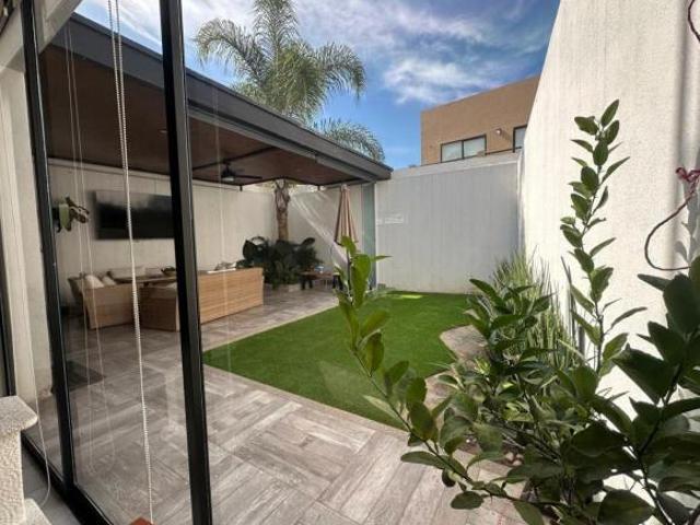 CASA EN VENTA EN JARDINES DE SANTA ATRAS DE LA IBERO LEON, CERCA DE LUX, SUBIERÉ, HOSPITAL MUGUERZA