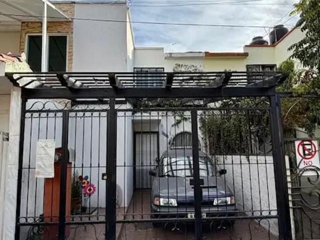 Casa en Venta en Jardines Del Valle, Zapopan Excelente Ubicación y Servicios Cercanos