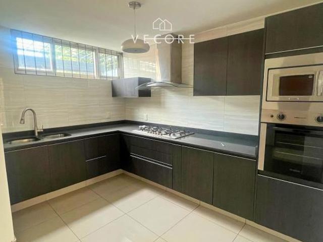 CASA EN VENTA EN JARDINES DEL BOSQUE, GUADALAJARA