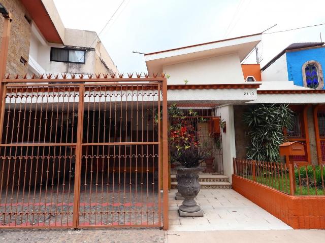 Casa en venta en Jardines del Bosque, Guadalajara, Jalisco
