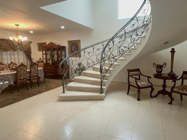 Casa en venta en Jardines del Campestre 4 habitaciones con baño, cerca de Plaza Mayor